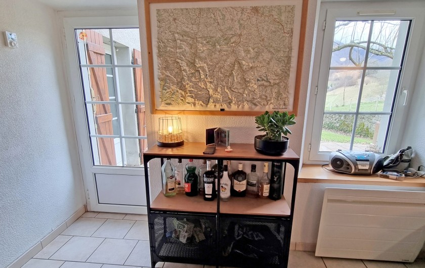 Location de vacances - Gîte à Sainte-Marie de Campan - le coin documentation, carte,... et apéro !