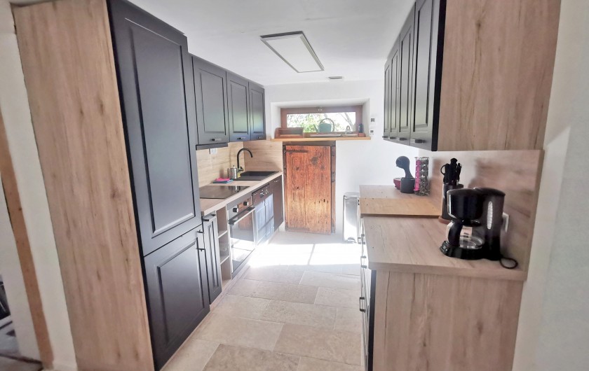 Location de vacances - Gîte à Sainte-Marie de Campan - la cuisine, accessible de la pièce à vivre et directement de la terrasse