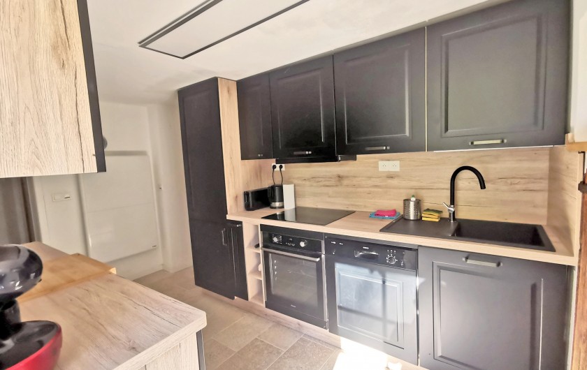 Location de vacances - Gîte à Sainte-Marie de Campan - la cuisine intégrée, complètement équipée