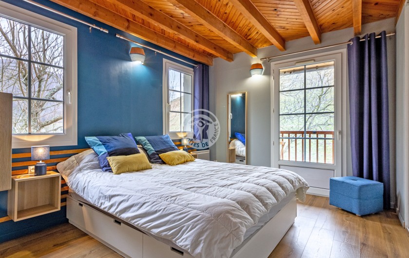 Location de vacances - Gîte à Sainte-Marie de Campan - la chambre bleue pouvant accueillir un lit parapluie pour jeune enfant (fourni)