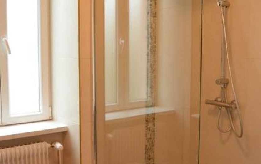 Location de vacances - Appartement à Kaysersberg - salle d'eau avec douche à l'italienne vasque