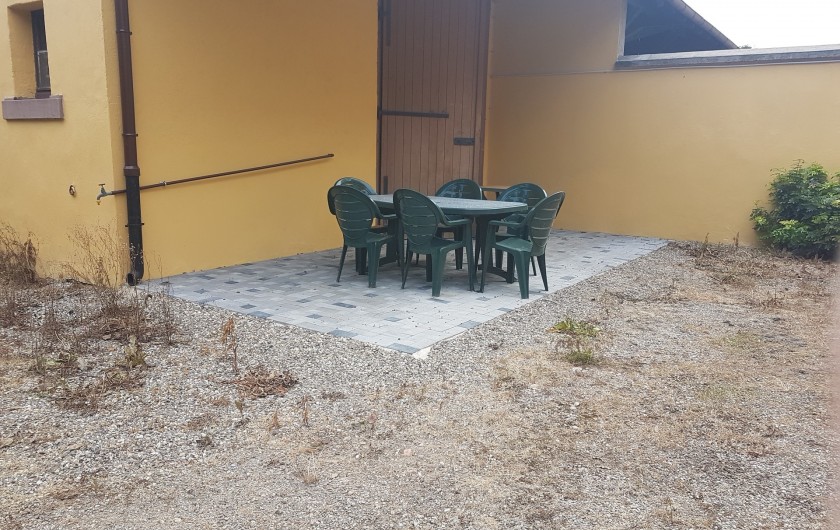 Location de vacances - Appartement à Kaysersberg - salon de jardin dans la cour privative