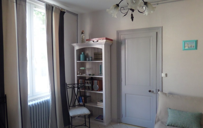 Location de vacances - Villa à Châtelaillon-Plage - Salon, bibliothèque, jeux de société, TV écran plat, DVD, chaîne Hifi