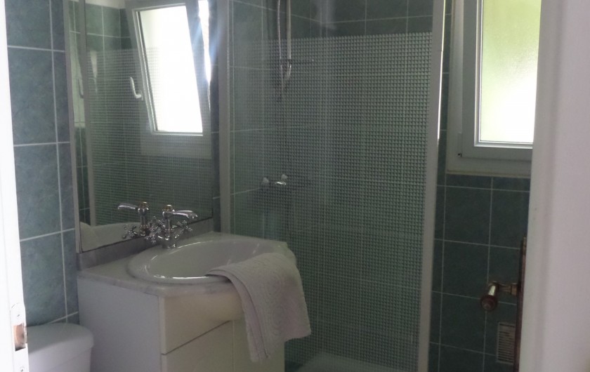 Location de vacances - Villa à Châtelaillon-Plage - Salle d'eau en RdC avec douche de 1,4 x 0,8m, meuble vasque et WC