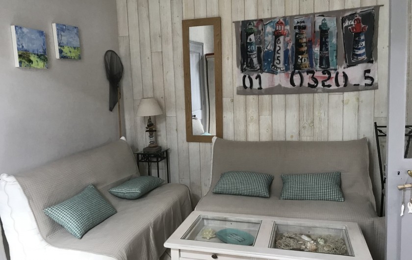 Location de vacances - Villa à Châtelaillon-Plage - Salon donnant sur séjour avec 2 canapés-lits, TV écran plat...