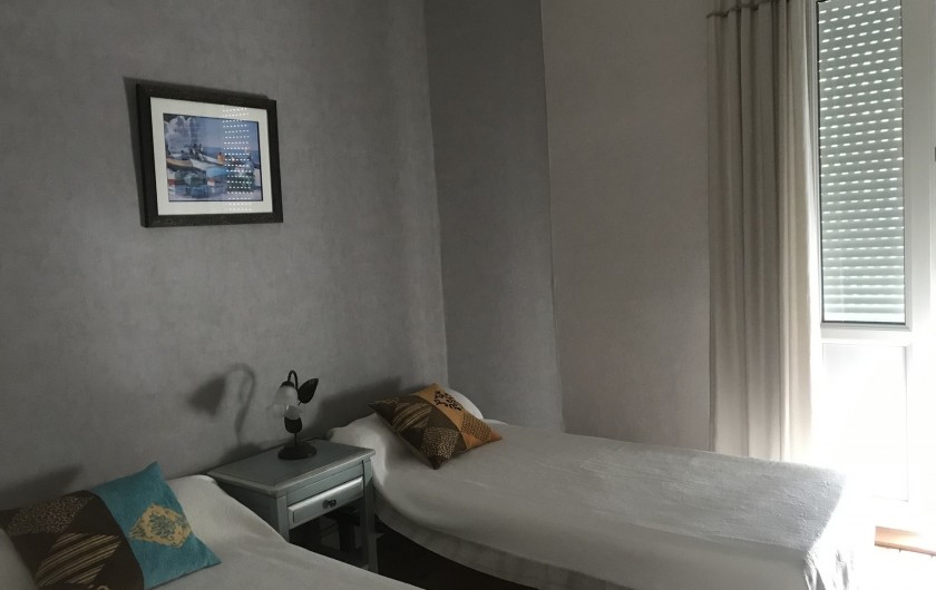 Location de vacances - Villa à Châtelaillon-Plage - chambre à étage, 2 lits de 0,9m assemblables en 1 lit de 1,8m, armoire...