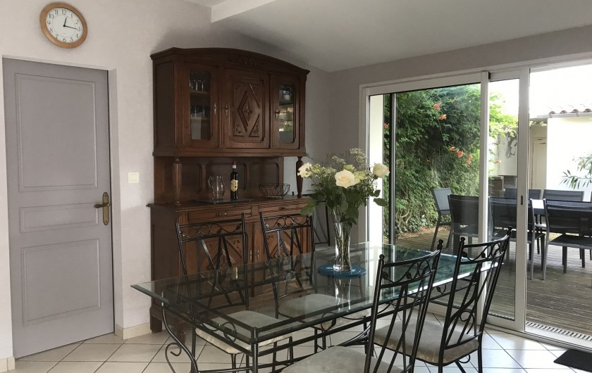 Location de vacances - Villa à Châtelaillon-Plage - Cuisine/séjour sur jardin très bien équipée: TV écran plat....