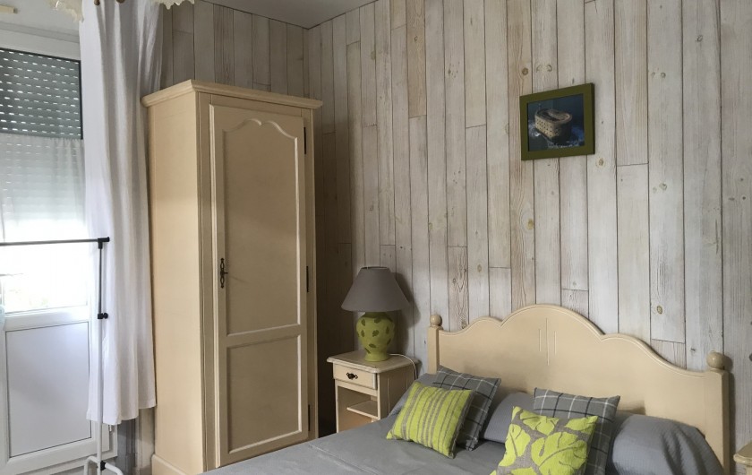 Location de vacances - Villa à Châtelaillon-Plage - Chambre RdC accès direct sur rue, lit de 1,4m, armoire, écritoire...