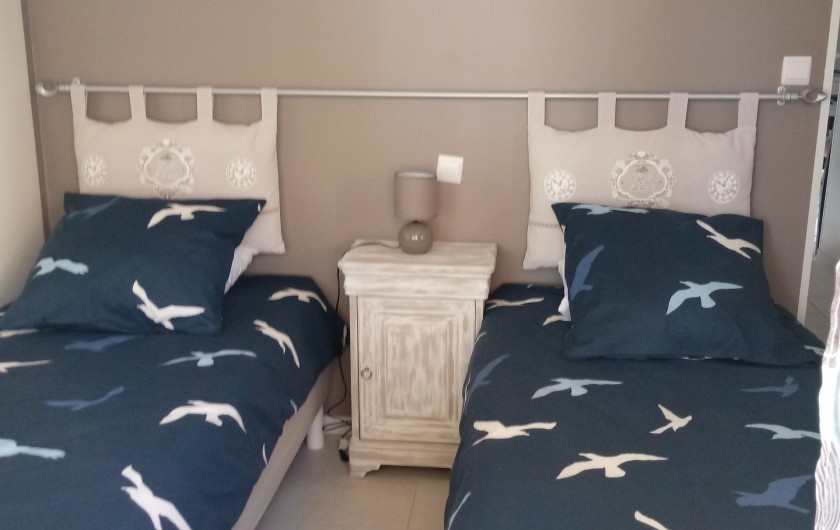 Location de vacances - Gîte à Chaillevette - chambre (2) les lits de 90 jumelable pur faire un lit de 180