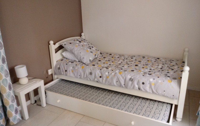 Location de vacances - Gîte à Chaillevette - le 2 eme lit de la grande chambre (2) qui est séparé par un rideau