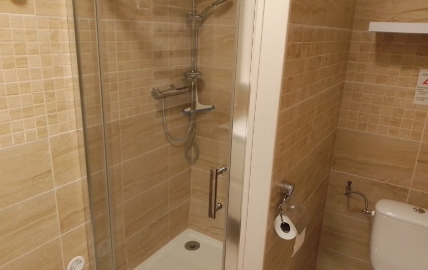 Location de vacances - Gîte à Chaillevette - la salle de bain ( la douche )