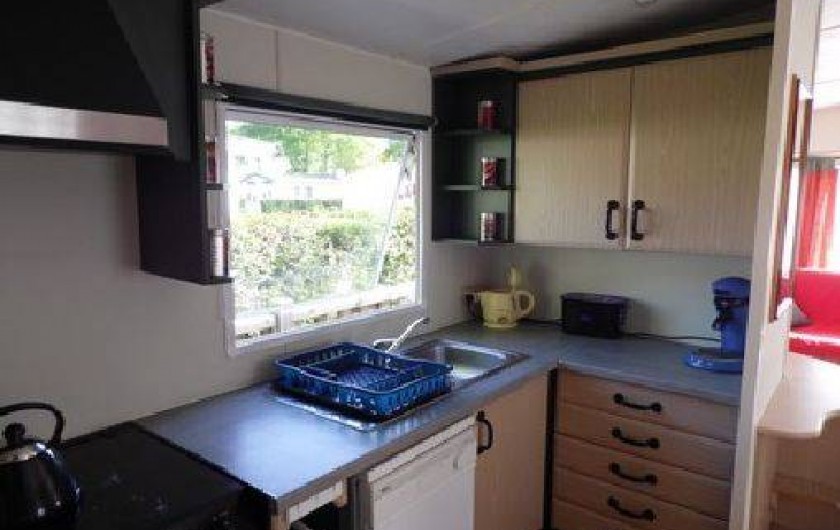 Location de vacances - Camping à La Palmyre - Coin cuisine avec tous les aménagements et équipements d'une maison