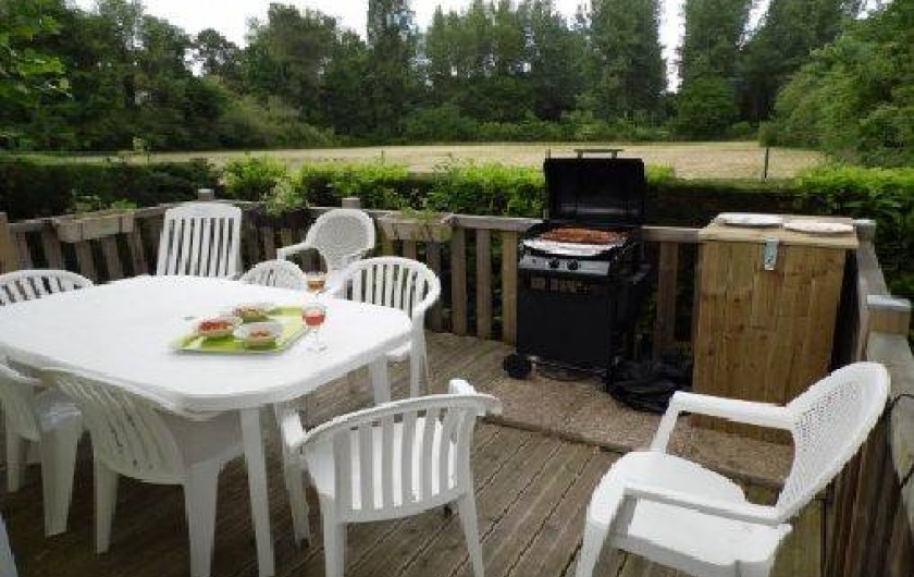 Location de vacances - Camping à La Palmyre - Terrasse conviviale, à l'abris des regards et face à une clairière