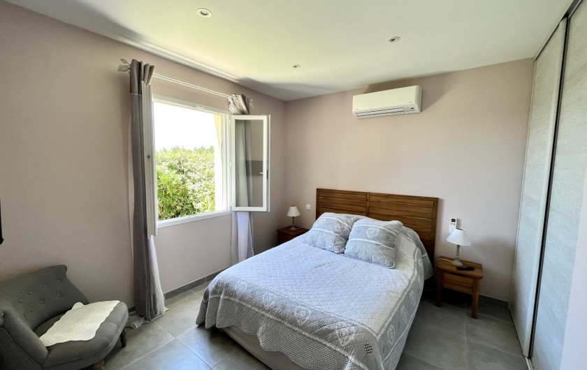 Location de vacances - Villa à Pernes-les-Fontaines - Chambre 2 avec télévision et placard de rangement