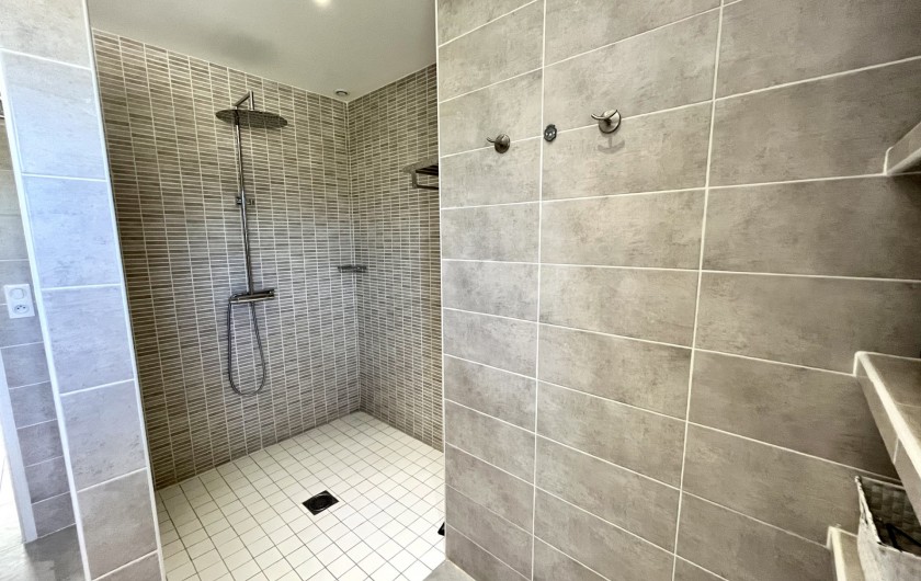 Location de vacances - Villa à Pernes-les-Fontaines - Espace douche de la salle d'eau accessible aux personnes à mobilité réduite