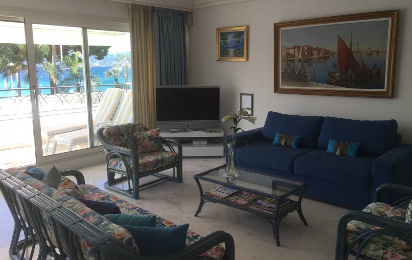 Location de vacances - Appartement à Cannes - Salon avec vue sur la mer