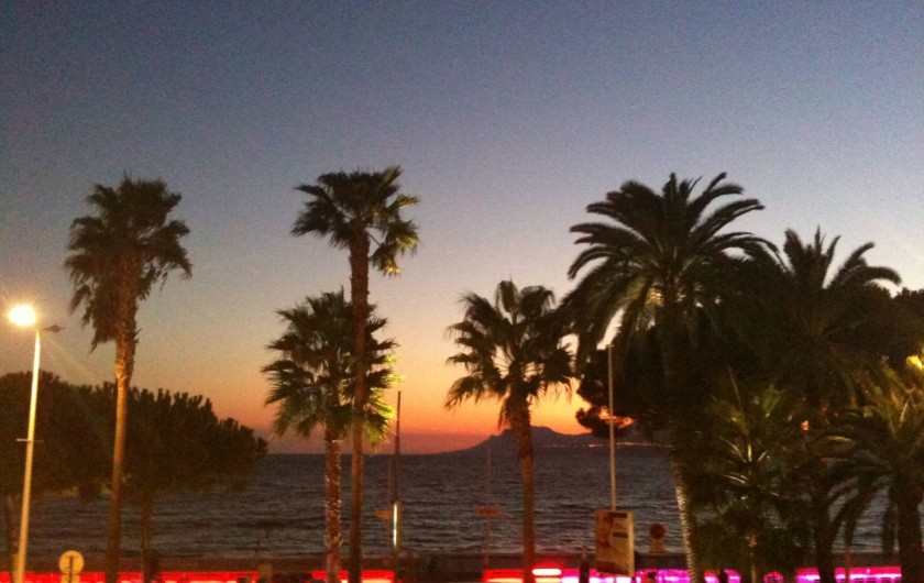 Location de vacances - Appartement à Cannes - Coucher de soleil depuis la terrasse de l'appartement