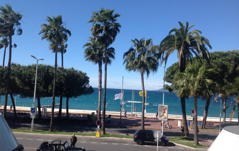 Location de vacances - Appartement à Cannes - Encore une vue de la terrasse sur la mer et la Croisette