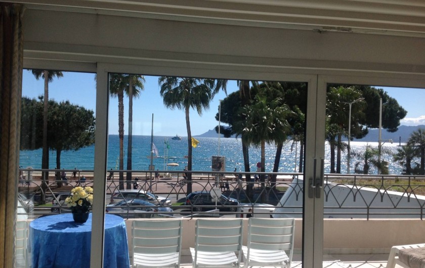 Location de vacances - Appartement à Cannes - Salon avec vue sur la mer