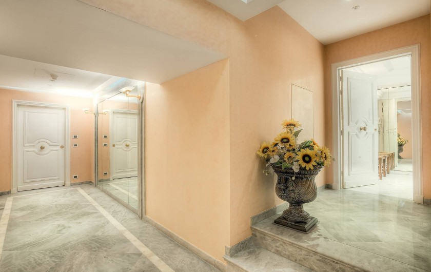 Location de vacances - Appartement à Cannes - Couloir d'entrée de l'appartement au PALAIS MIRAMAR