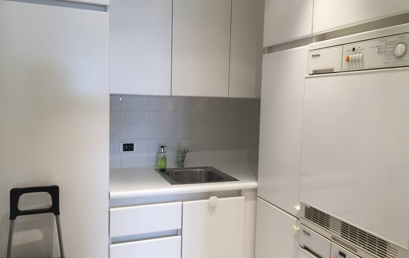 Location de vacances - Appartement à Cannes - Pièce de service avec lave-linge, sèche-linge, second frigidaire, congélateur