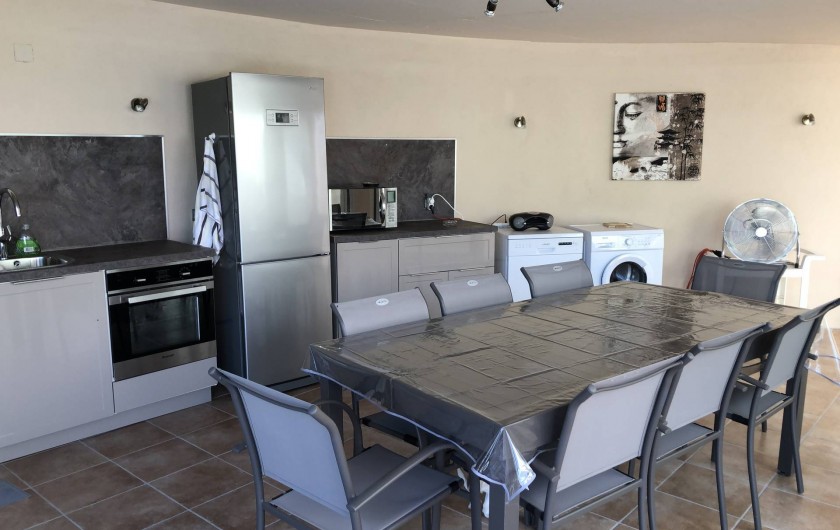 Location de vacances - Maison - Villa à Propriano - VERANDA EQUIPEE CUISINE  AVEC CLIMATISATION ET TELEVISION