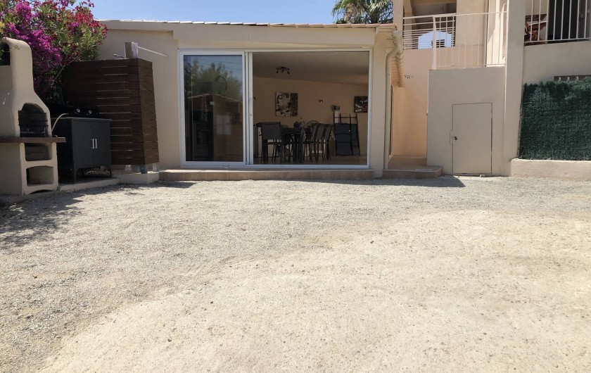 Location de vacances - Maison - Villa à Propriano - VUE DE LA VERANDA ET PARKING