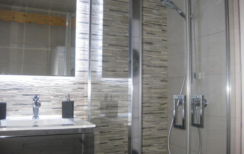 Location de vacances - Appartement à Les Gets - Salle de bain avec douche