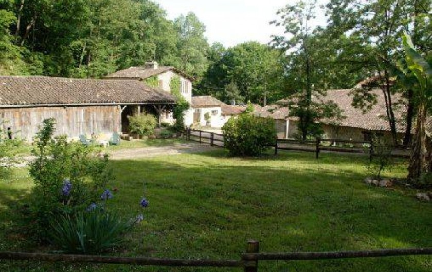 Location de vacances - Gîte à Guitres - Espace verdure privatif  
Gite La Gabarre