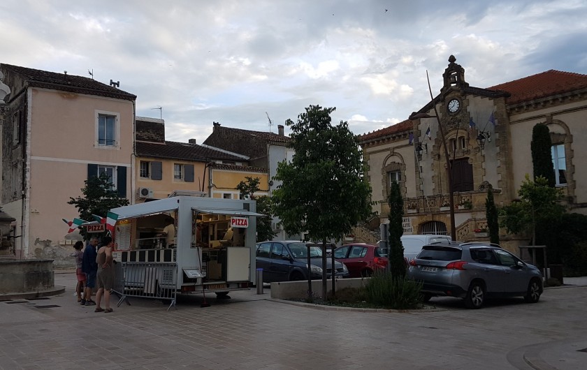 Location de vacances - Appartement à Charleval - la place de la mairie
