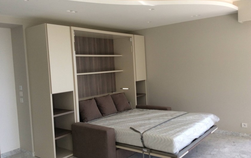Location de vacances - Appartement à Menton - lit escamotable dans le salon 160 X 200