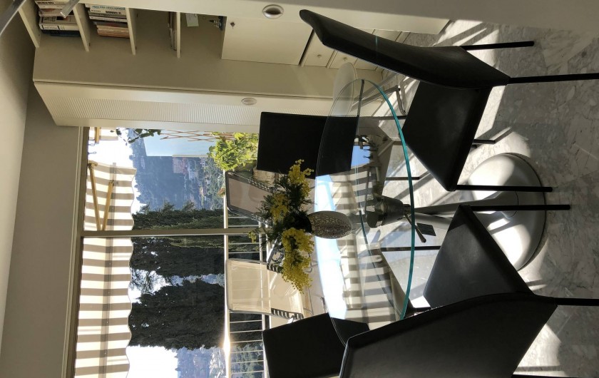 Location de vacances - Appartement à Menton - coin repas 4/  6 places  table modulable