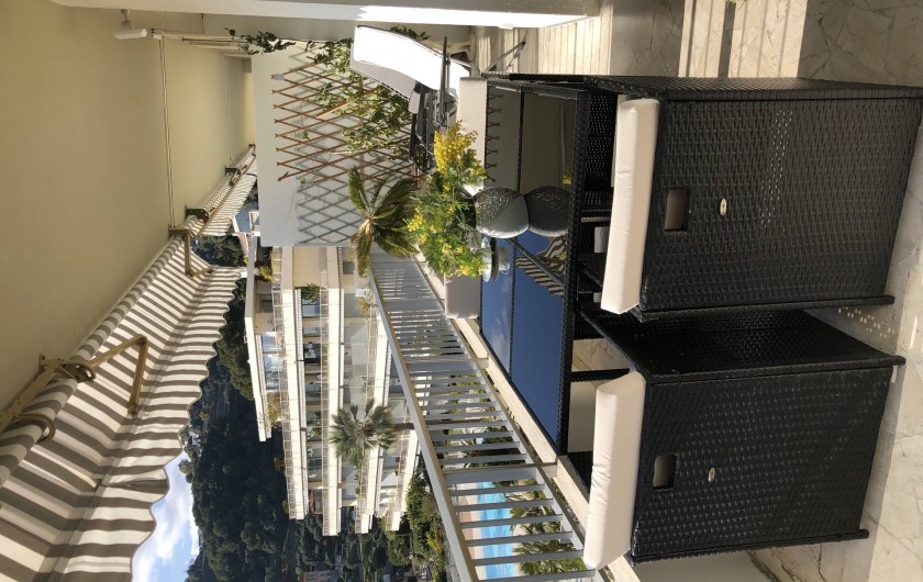 Location de vacances - Appartement à Menton - vue montage et piscine