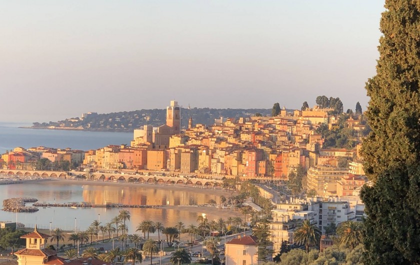 Location de vacances - Appartement à Menton - vue de la terrasse sur le vieux Menton