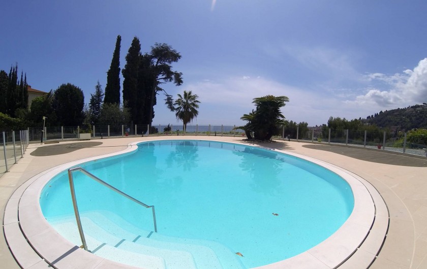 Location de vacances - Appartement à Menton - piscine partagée