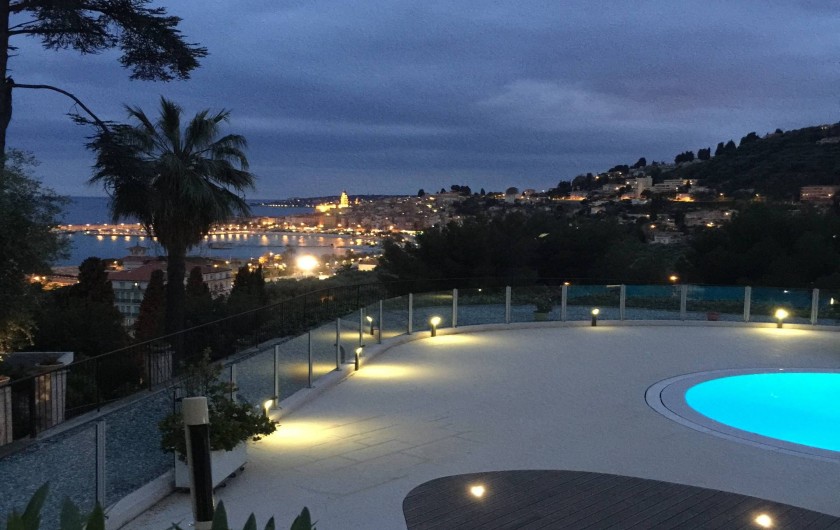 Location de vacances - Appartement à Menton - vue de la terrasse sur la piscine et sur le vieux Menton