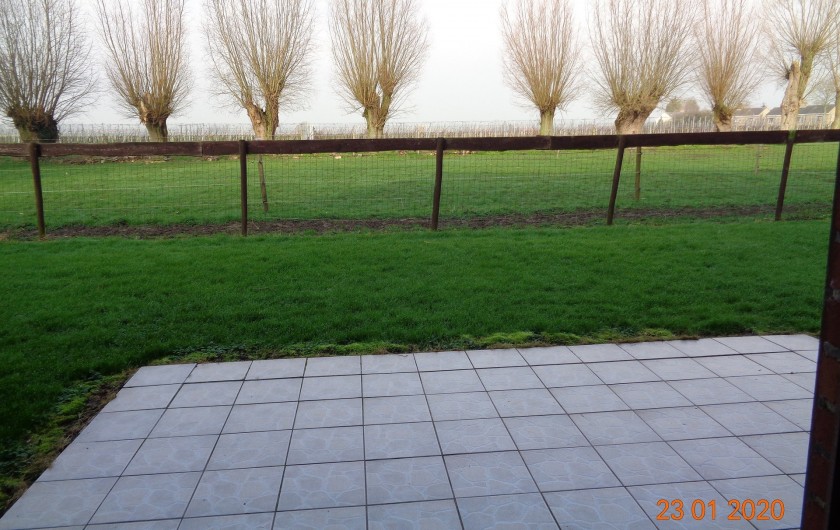 Location de vacances - Gîte à Houthem - terrasse privée avec vue sur la campagne et vigne salon de jardin et barbecue