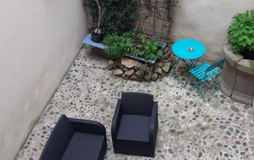 Location de vacances - Gîte à Brioude - salon de jardin dans la petite cour intérieure