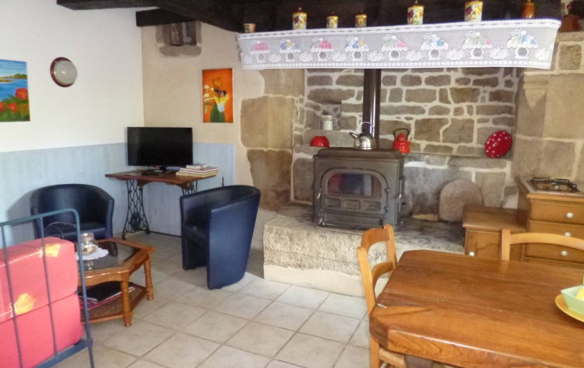 Location de vacances - Gîte à Bieuzy - pièce du bas salon,poële ,table fermière