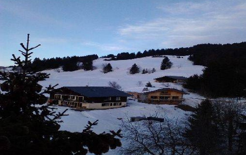 Location de vacances - Chalet à Crest-Voland - Vue du chalet depuis les arbres
