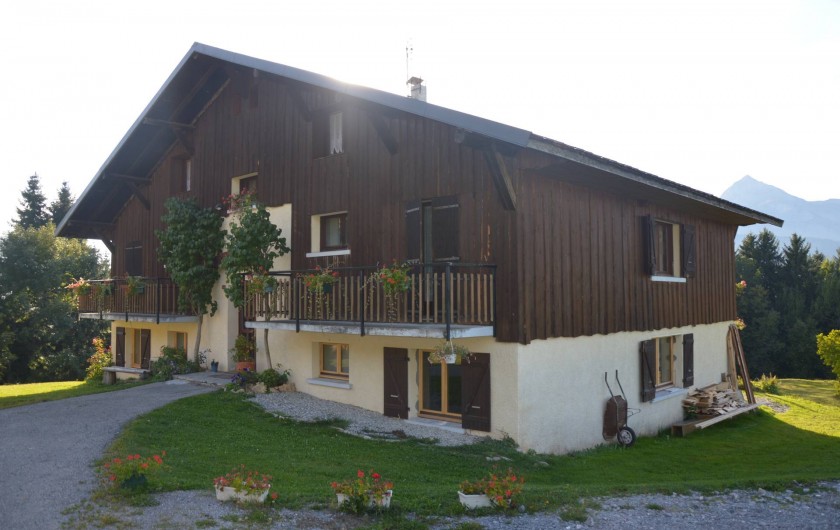 Location de vacances - Chalet à Crest-Voland - Vue depuis le parking été