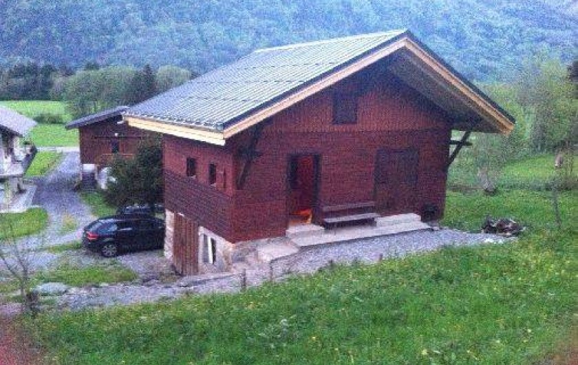 Location de vacances - Chalet à Taninges - chalet situé dans un petit hameaux de 4 chalets sur la  La rivière Enverse