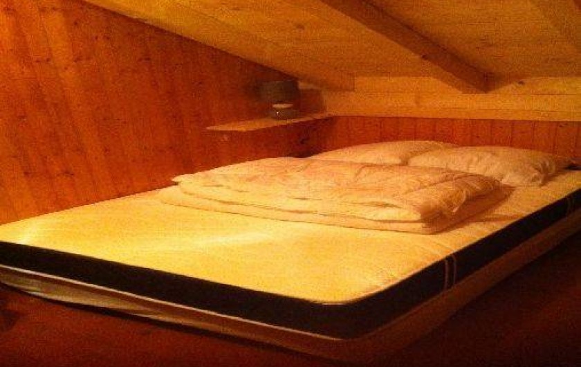 Location de vacances - Chalet à Taninges - première chambre avec lit double