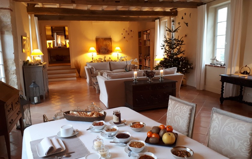 Location de vacances - Chambre d'hôtes à Cahuzac-sur-Vère - Petit-déjeuner gourmand dans le grand salon