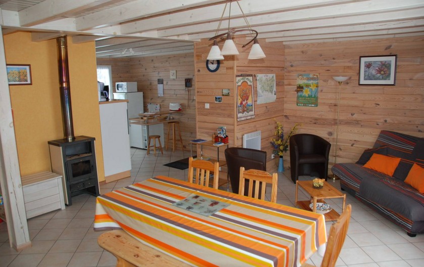 Location de vacances - Chalet à Saint-Léonard - Séjour avec aperçu de la cuisine ouverte