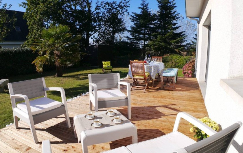 Location de vacances - Maison - Villa à Fouesnant - Terrasse avec mobilier de jardin contemporain