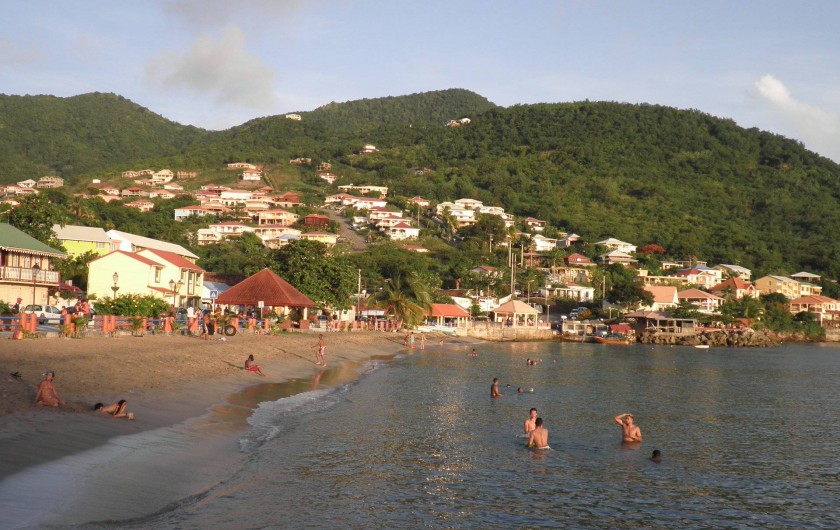 Location de vacances - Appartement à Les Anses-d'Arlet - La  Résidence Batterie (bâtiments jaunes tout à droite) vue du bourg