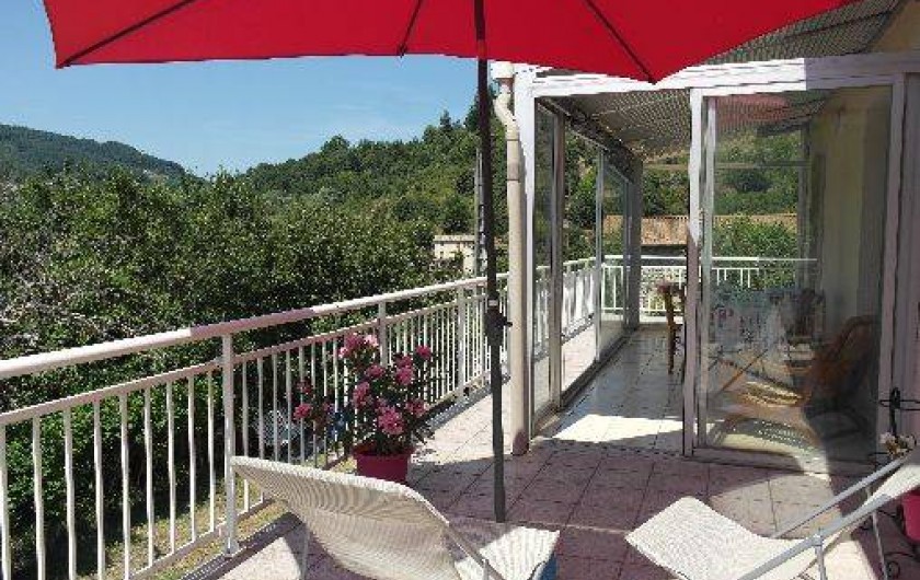 Location de vacances - Villa à Saint-Julien-Labrousse - La véranda , terrasse et balcon