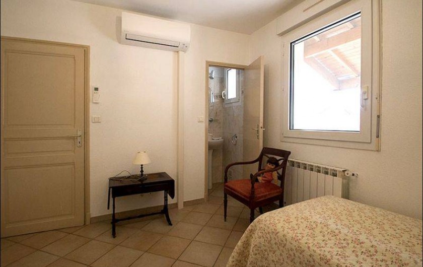 Location de vacances - Gîte à Millau - Chambre 2 lits simple avec lavabo et douche indépendants.