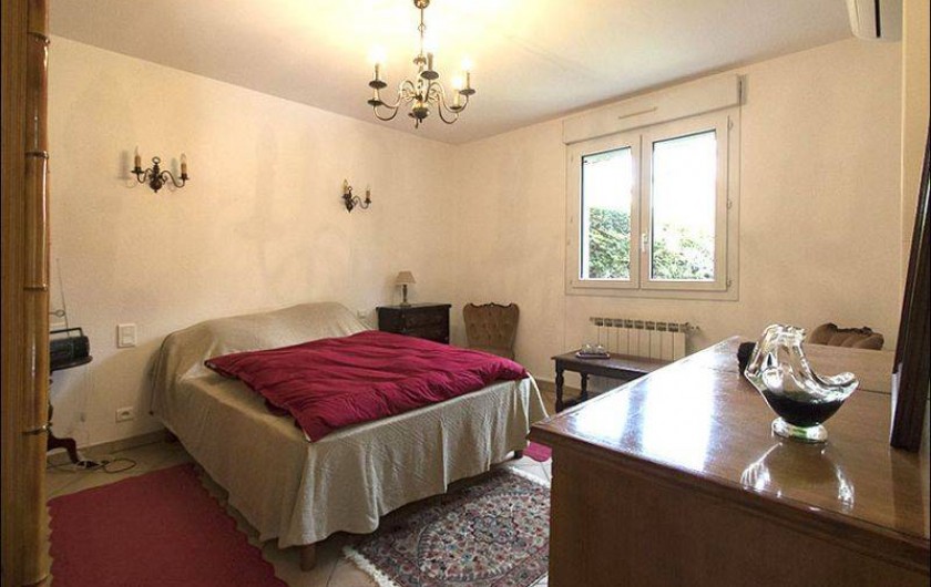 Location de vacances - Gîte à Millau - Chambre 1 lit double avec salle de bain et WC indépendants.